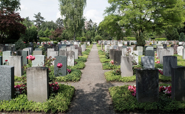 Zu früh, zu taktlos: Grabsteinwerbung nur zwei Wochen nach dem Todesfall