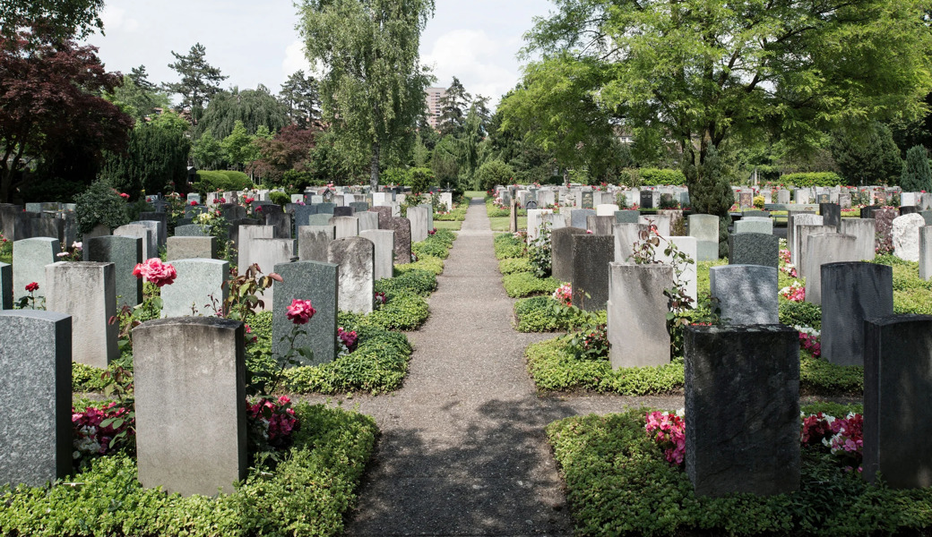 Für viele Hinterbliebene ist ein Grabstein Teil des Trauerprozesses. 