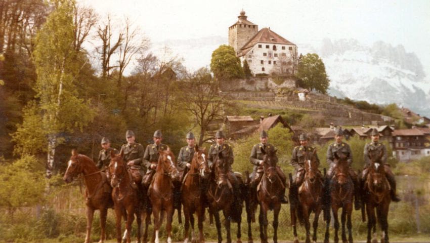  Dragoner aus der Region posierten nach dem letzten WK für ein Erinnerungsbild vor dem Schloss Werdenberg. 