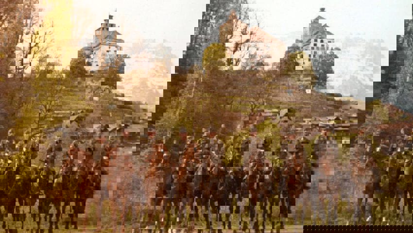  Dragoner aus der Region posierten nach dem letzten WK für ein Erinnerungsbild vor dem Schloss Werdenberg. 