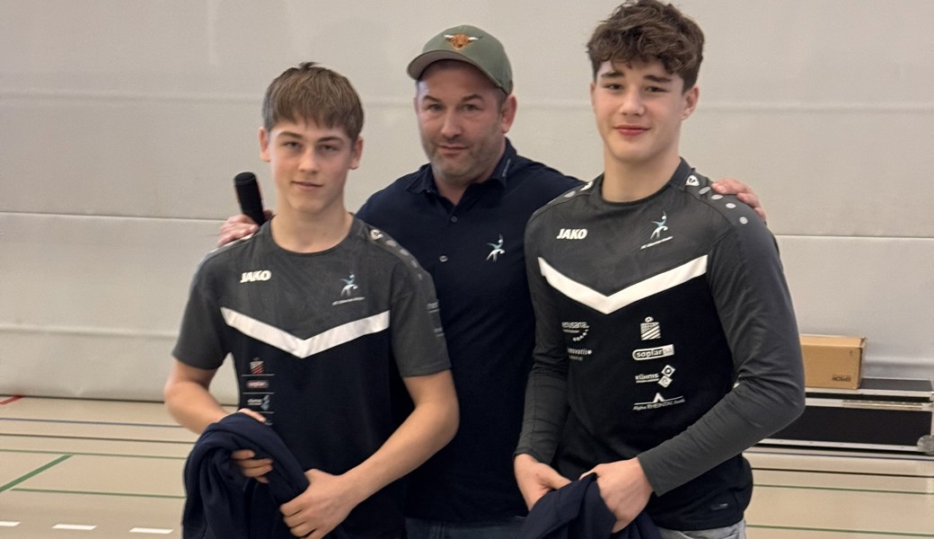 Die alten und neuen Nachwuchs-Clubmeister: Lio Rüegg (links) und Achilleas Lüchinger (rechts) gemeinsam mit dem Nachwuchsverantwortlichen Michael Goldener.