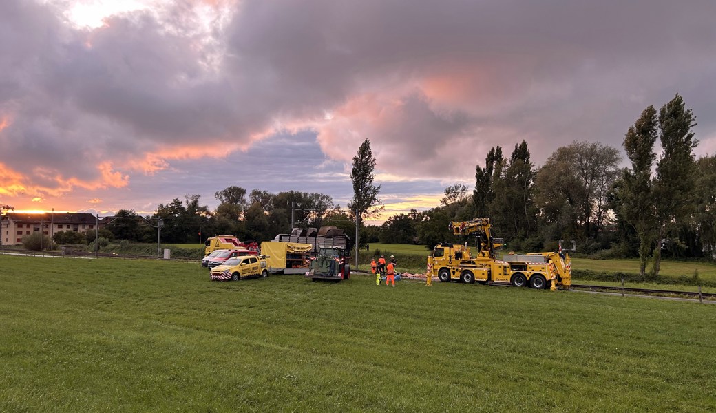 Beim Sturz aufs Bahngleis leerte der Lastwagen tonnenweise Schlachtabfälle aufs Trassee.