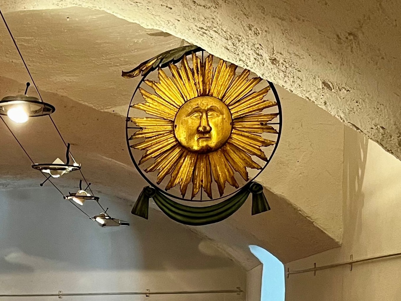 Das verschollen geglaubte Stück Ortsgeschichte hing in einem Garten