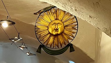 Das verschollen geglaubte Stück Ortsgeschichte hing in einem Garten