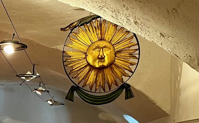 Das verschollen geglaubte Stück Ortsgeschichte hing in einem Garten