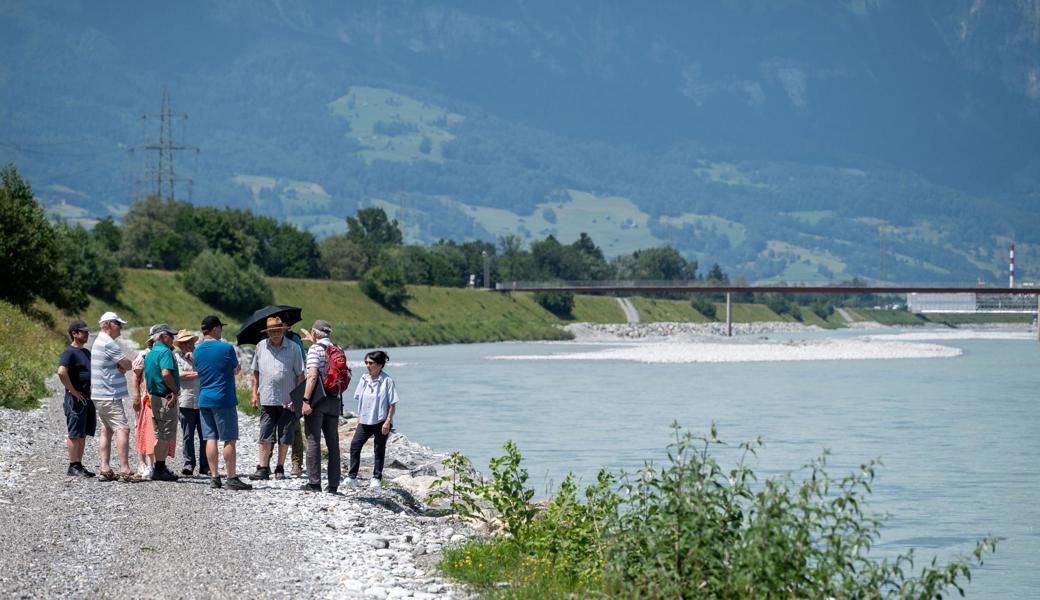 Mitglieder der WGL informierten sich vor Ort über aktuelle Rheinbauprojekte.