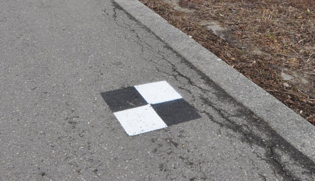 Schwarz-weisse «Schachfelder»: Was hat diese Markierung am Bahnhof zu bedeuten?