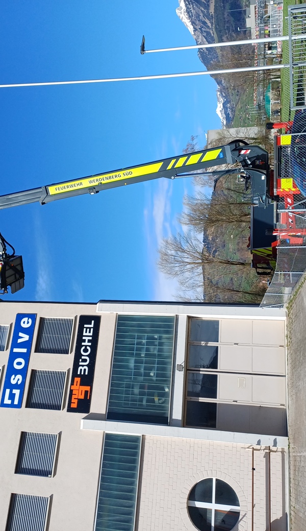 Die Helferinnen und Helfer säuberten Vogelnester, zum Teil mit Unterstützung der Feuerwehr.