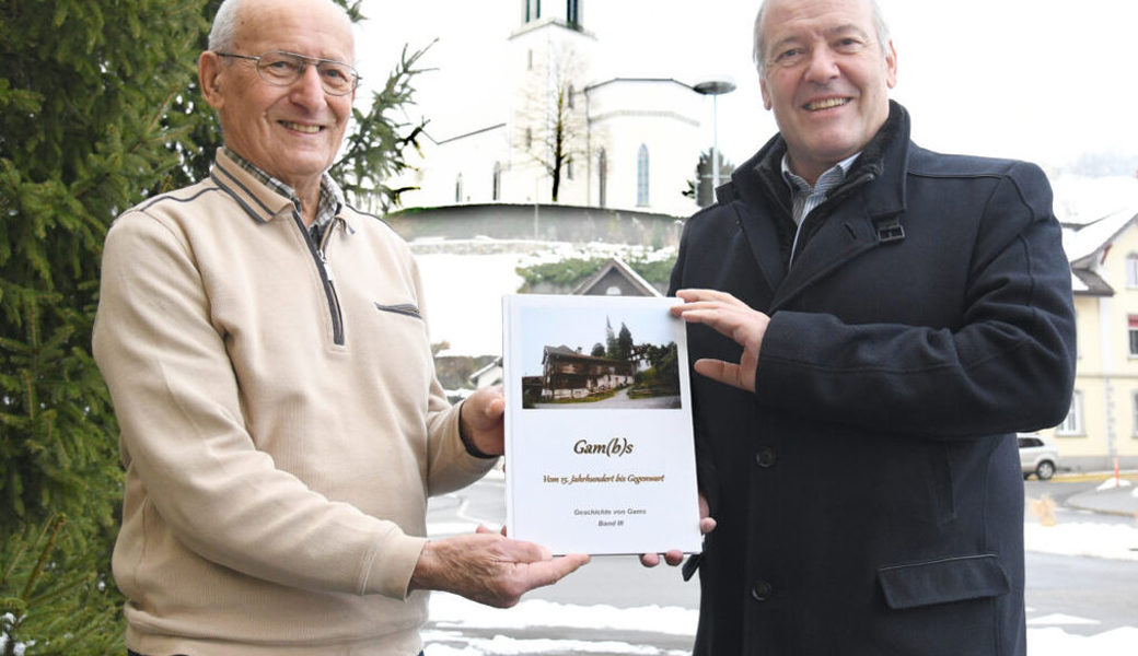 Abschluss einer Dorfgeschichte: Karl Hardegger überreicht der Gemeinde ...