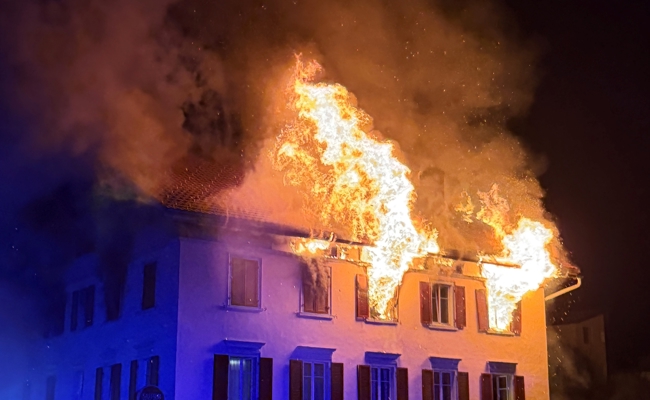 Fünf Personen nach Grossbrand vermisst