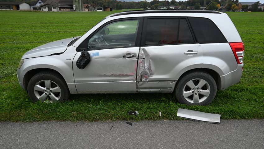 Das vom Traktorfahrer beschädigte Auto