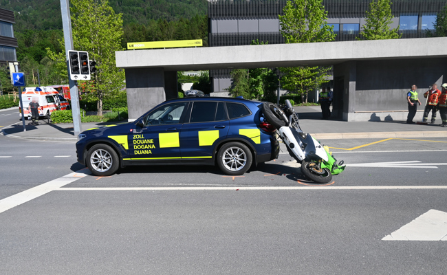 Motorradfahrer kollidiert in Schaan mit stillstehendem Auto der Grenzwache und verletzt sich