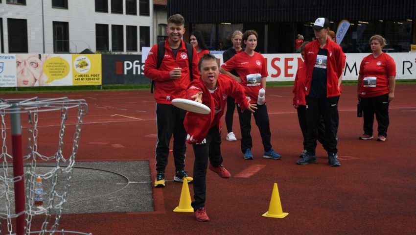  Voller Einsatz beim Frisbeewerfen. 