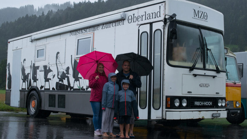  Sandy, Thomas, Lena und Colin vor ihrem Wohnbus. 