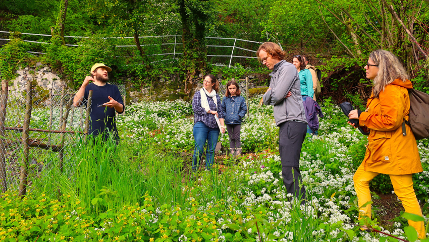 Daniel Oppliger erklärt das Konzept und den Aufbau des Waldgartens.