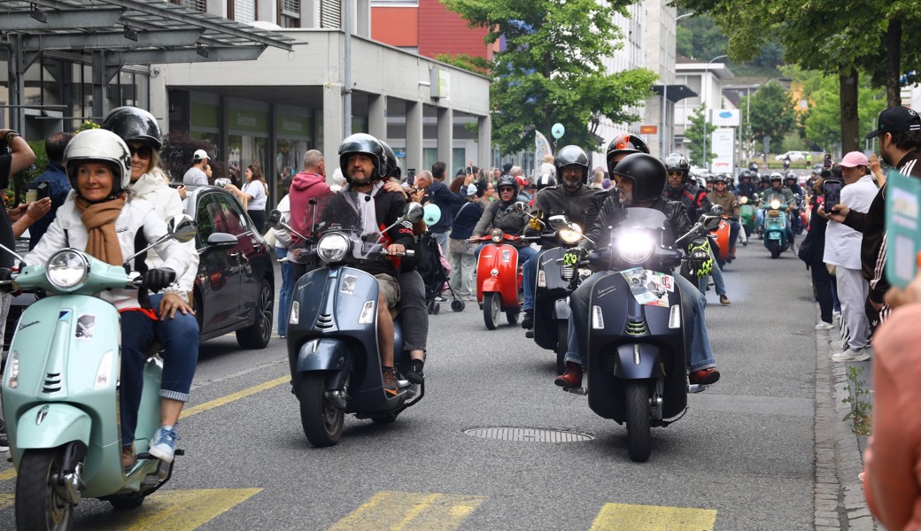 Höhepunkt des Vespatreffs in Buchs. Gemeinsame Ausfahrt über St. Luzisteig und via Sargans retour in die Bahnhofstrasse.