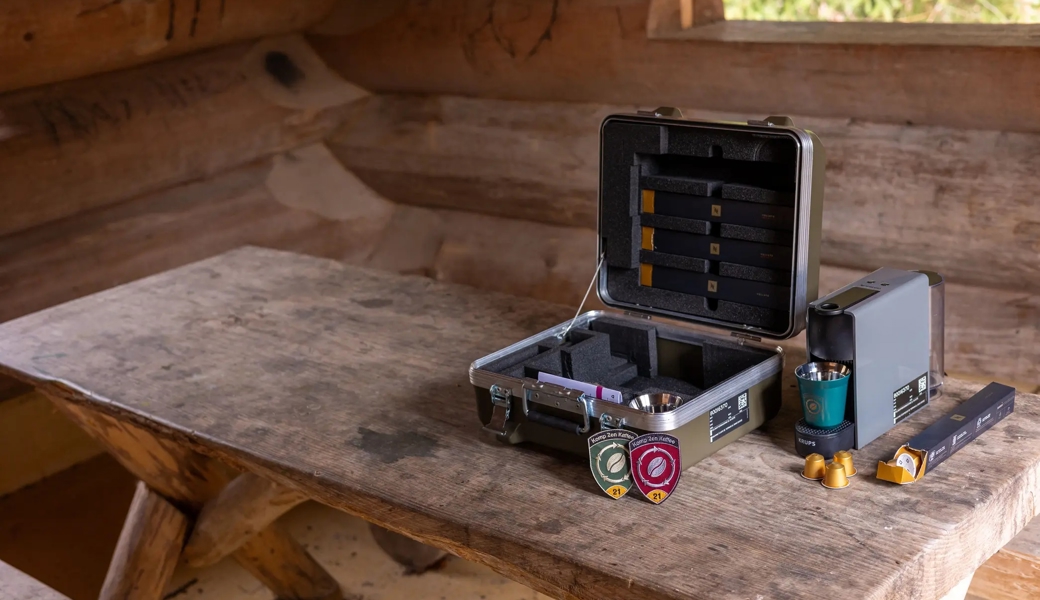 Samt Reglement und Truppenabzeichen: Die «Feldkafimaschine 21» oder militärisch kurz FKM 21.