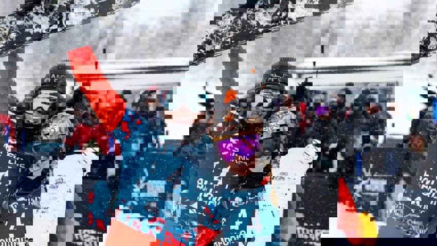  Schon im Zielraum feiern Julie Zogg und Dario Caviezel ihre Bronzemedaille. 