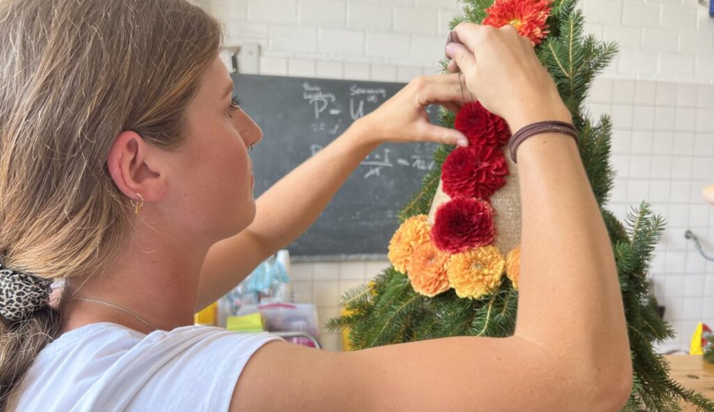  Handarbeit: Der Blumenkranz wächst – und mit ihm die Vorfreude auf die Alpabfahrt. Bilder: Helen Baur-Rigendinger