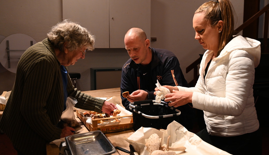 Notta Tischhauser inspiziert die von Thomas Moser und Judith Nagy gefundenen Pilze. Ein feiner Znacht ist den beiden gewiss.