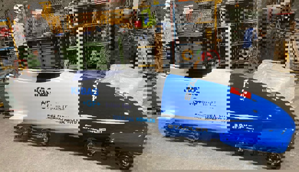 Plauschwettkampf für Sportbegeisterte: So schnell wie möglich einen Bob auf Rollen anschieben. 