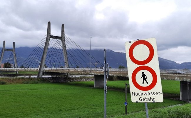 Regen, Regen, Regen und viel Wasser im Rhein: Rheinvorland gesperrt