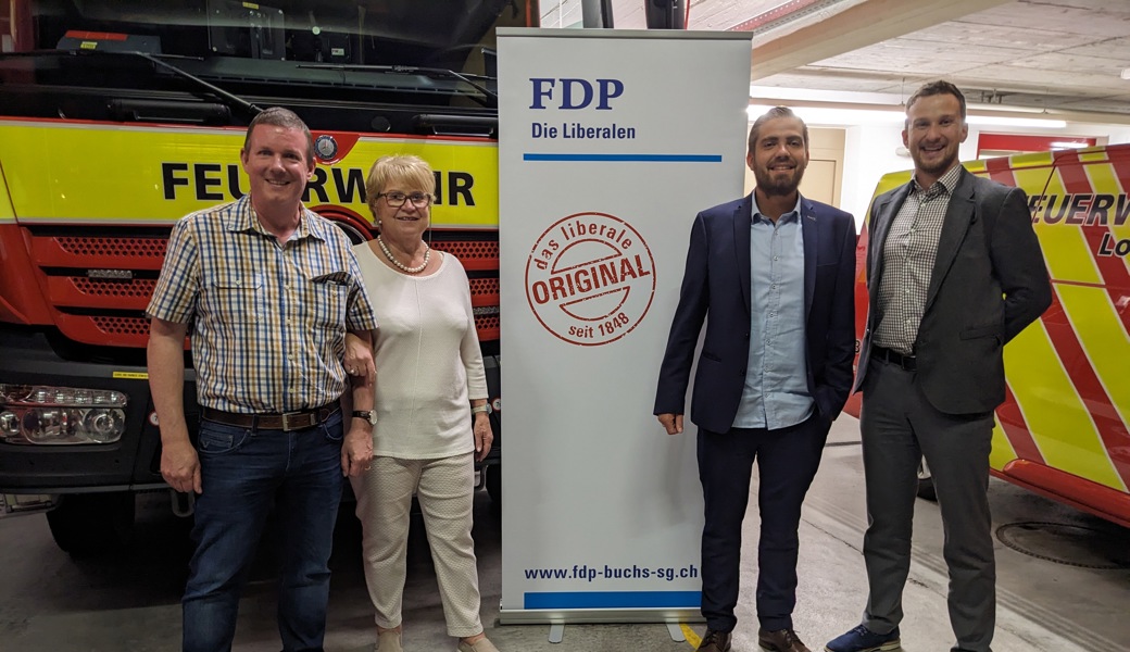 Stabsübergabe (von links): Daniel Marti und Erika Vogt übergeben Präsidium und Aktuariat der FDP Buchs nach langjähriger Tätigkeit an Remo Sturzenegger (Präsident) und Mike Marti (Aktuar).