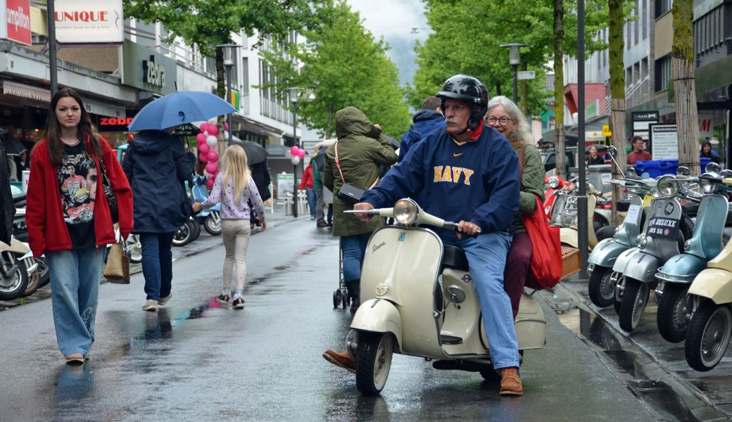 Trotz Regen fanden am Samstag viele Vespa-Lenkerinnen und -lenker auf die Bahnhofstrasse.