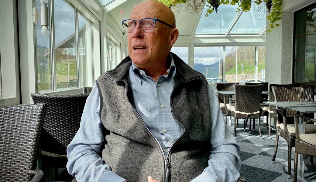 Der 77-jährige Paul Beutler im Wintergarten seines Hotels Toggenburg in Wildhaus, er blickt auf stressige Monate zurück.