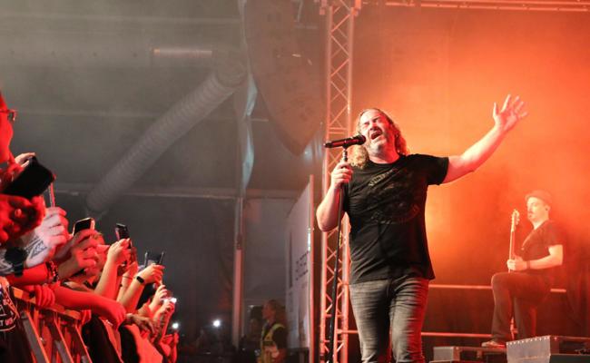 Das grosse Heimkonzert: Megawatt versprüht Rockpower im Festzelt