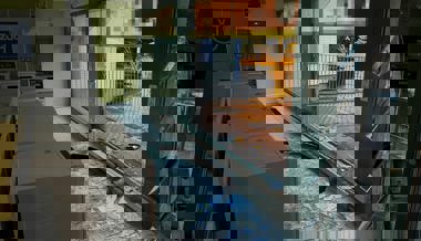 21-Jähriger ohne Führerausweis fährt mit dem Auto eines Kollegen in Schaufenster