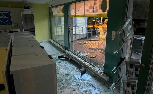 21-Jähriger ohne Führerausweis fährt mit dem Auto eines Kollegen in Schaufenster