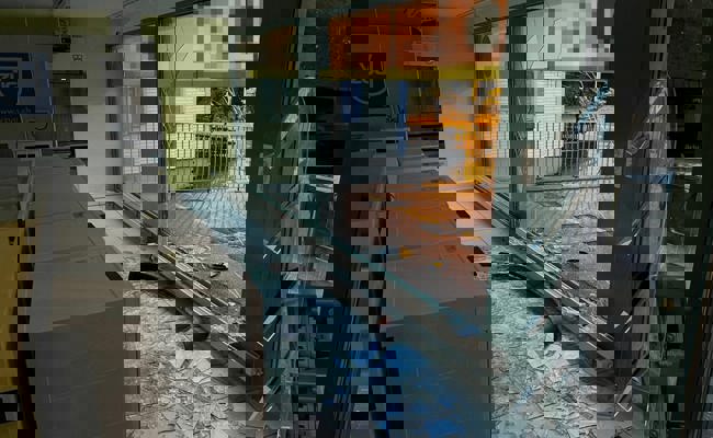 21-Jähriger ohne Führerausweis fährt mit dem Auto eines Kollegen in Schaufenster