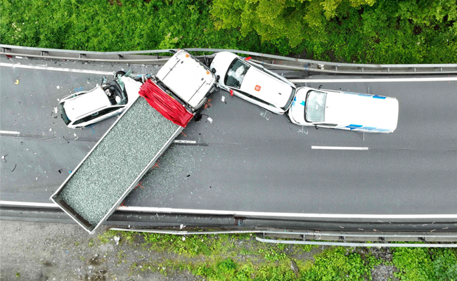 Vier Verletzte nach Unfall mit vier Fahrzeugen