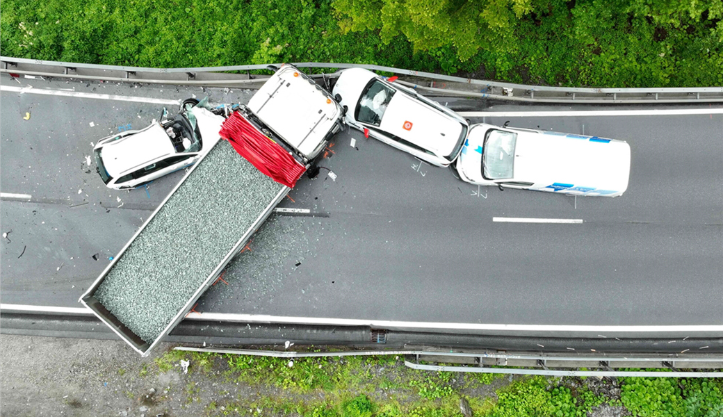 Die Feuerwehr musste eine Verletzte mit Brechwerkzeug aus dem Fahrzeug befreien.