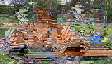 Sturm fegt in Sennwald Wartehäuschen um