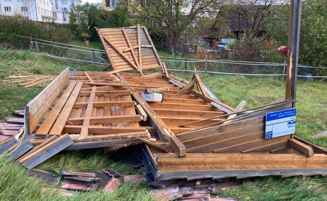 Sturm fegt in Sennwald Wartehäuschen um