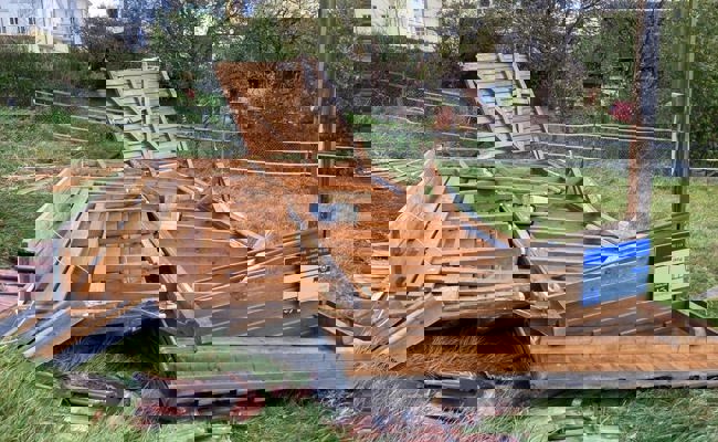 Sturm fegt in Sennwald Wartehäuschen um