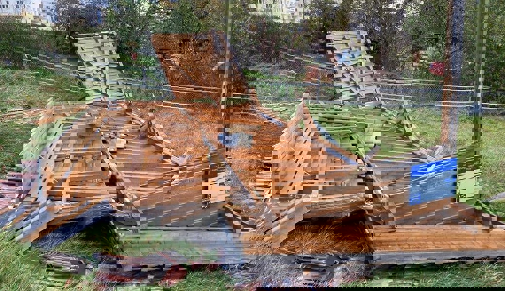 Das Wartehäuschen bei der Haltestelle Post in Sennwald wurde vom Sturm komplett weggefegt. 