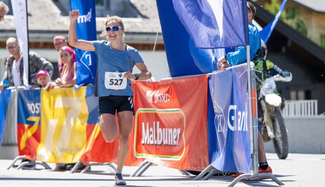  Verdienter Siegesjubel im Ziel: Nina Högger aus Grabs gelingt bei ihrer Premiere am LGT Alpin Marathon sogleich der Premierensieg. 