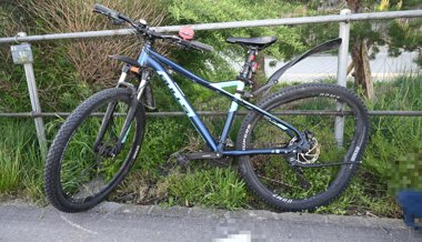 Auto fährt in Velo: 13-Jährige wird aufs Trottoir geschleudert