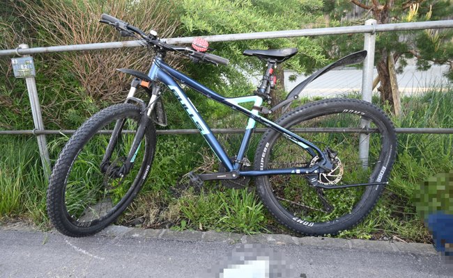 Auto fährt in Velo: 13-Jährige wird aufs Trottoir geschleudert