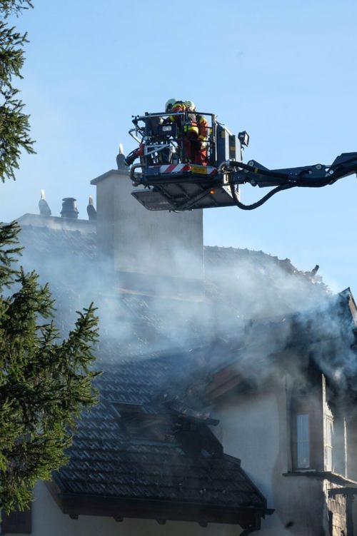  Mit dem Hubretter bekämpfte die Feuerwehr das Feuer im Dach.