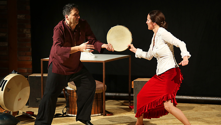 Bettina Castaño tritt gemeinsam mit einem Meistertrommler auf.