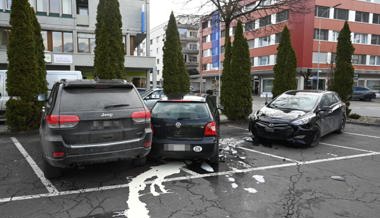 Fahrunfähiger Mann prallte erst in Abfallsammelbehälter, dann in Baum und danach in Auto