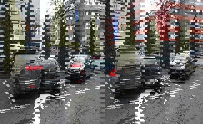 Fahrunfähiger Mann prallte erst in Abfallsammelbehälter, dann in Baum und danach in Auto