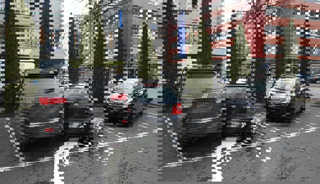  Beim Selbstunfall entstand Sachschaden im Wert von mehreren zehntausend Franken. 