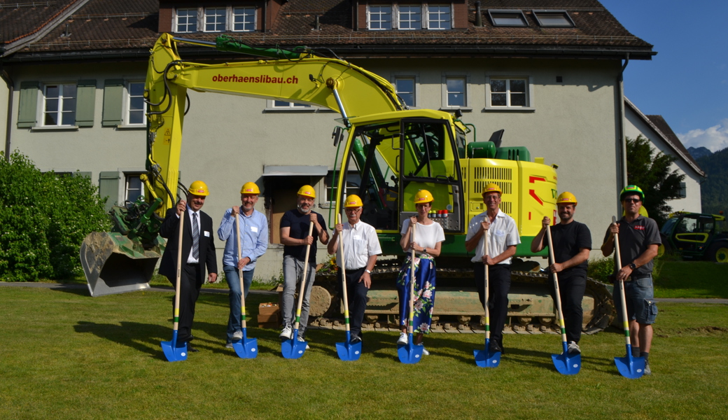 Bereit zum Spatenstich für das «Haus der Begegnung»: Hansjörg Huser, Rolf Rechberger, Andy Senn, Beat Ernst, Susanne Hartmann, Franz Grandits, Christian Manser und Damian Oberhänsli (von links).