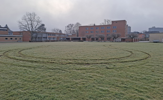 Rallye auf Sportplatz – eine Strolchenfahrt hinterlässt Reifenspuren