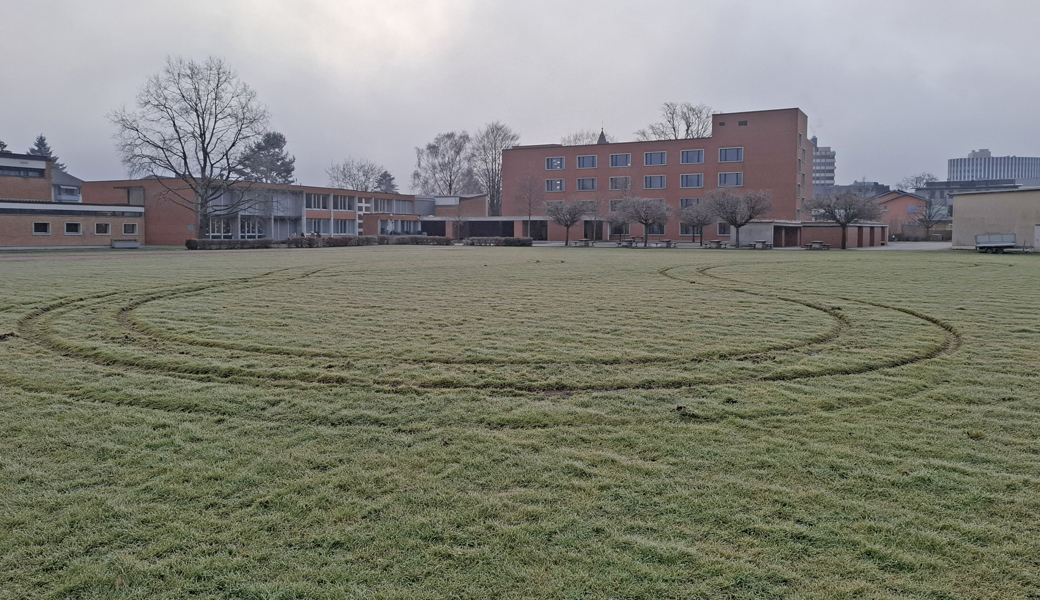 Zum Glück war der Boden in der Nacht auf Mittwoch gefroren. Dadurch dürfte sich der Schaden am Sportplatz in Grenzen halten. 